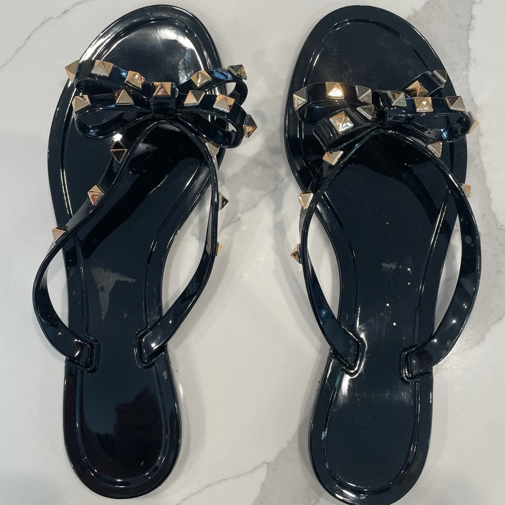 Black patent rockstud flip flops - Picture 1 of 3
